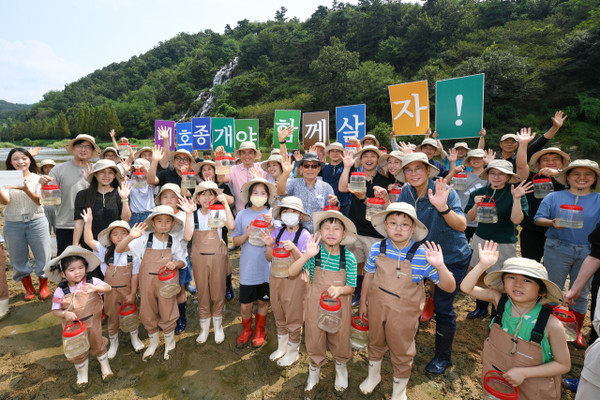 ▲지난 8월 23일 충북 진천군 초평면 미르숲에서 멸종위기종인 미호종개 방류행사에서 현대모비스 임직원들과 아이들이 포즈를 취하고 있다.