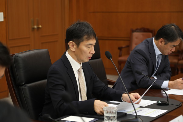 ▲ 이복현 금감원장은 이상징후를 보이는 정책·정치테마주에 대해 정밀 분석을 실시하고, 투자자 피해 우려 시 소비자경보를 발령하는 등 투자자 주의 환기 조치를 취하겠다고 강조했다.