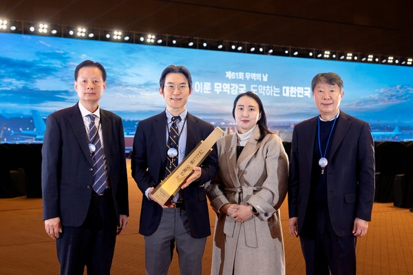 ▲(왼쪽 두 번째)천재교육 최정민 회장, (오른쪽 첫 번째)프린피아 서동일 대표
