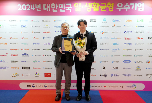 ▲황선준 롯데글로벌로지스 HR부문장(왼쪽)