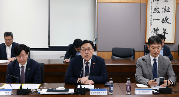 ▲김병환 금융위원장(가운데).