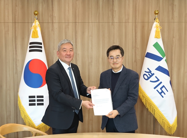 ▲김동연 경기도지사(오른쪽)와 이주옥 WEF 아.태 사무국장