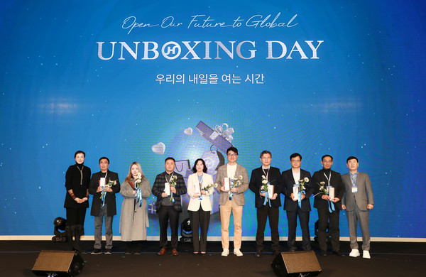 ▲왼쪽 첫번째 한진 조현민 사장, 오른쪽 첫번째 한진 노삼석 대표이사 사장