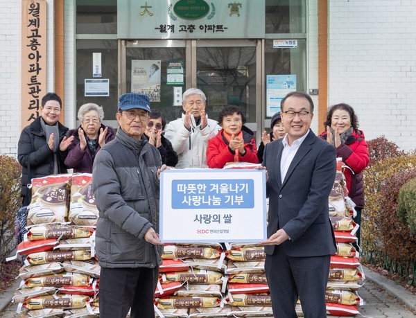 ▲왼쪽부터 김욱진 월계시영고층아파트 입주자대표회장, 신왕섭 HDC현대산업개발 실장