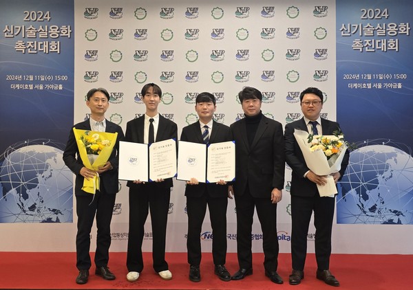 ▲신규 열처리 기술을 개발한 현대제철-현대차 직원들이 신기술인증을 받은 후 기념 촬영하고 있는 모습