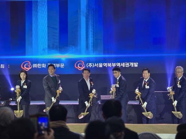 12일 진행한 서울역 북부역세권 개발 사업 착공식에 참석한 오세훈(왼쪽에서 두번째) 서울시장과 김승모(왼쪽에서 세번째) 한화건설 부문 대표가 기념 세레머니를 하고 있다.