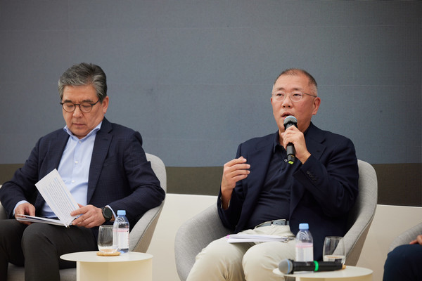 정의선 현대차그룹 회장(오른쪽)