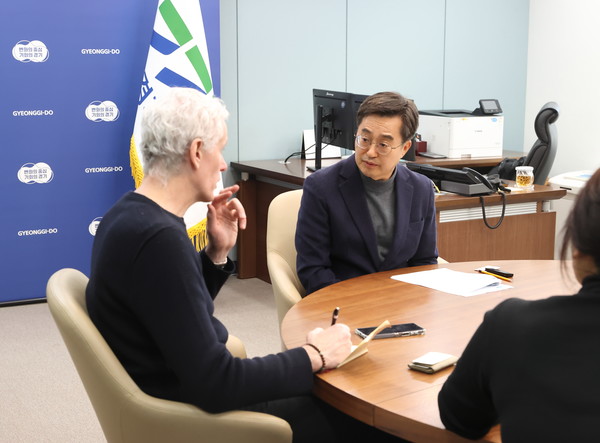 ▲르몽드지와 인터뷰 중인 김동연 경기도지사