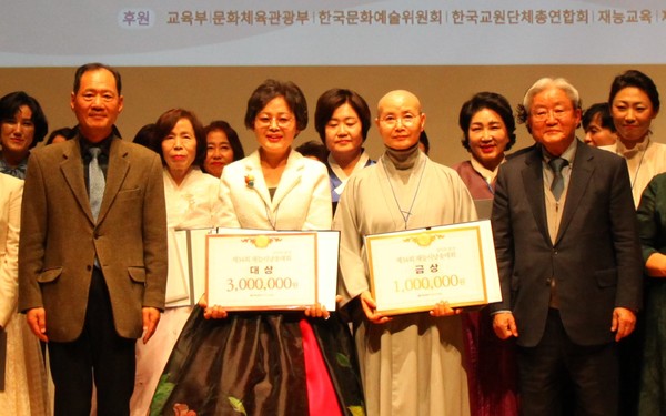 ▲ (왼쪽부터) 김수복 한국시인협회장, 대상 수상자 문혜경씨, 금상 수상자 황정숙씨, 박성훈 재능그룹 회장