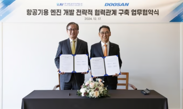 ▲강구영 KAI 사장(왼쪽)과 정연인 두산에너빌리티 부회장