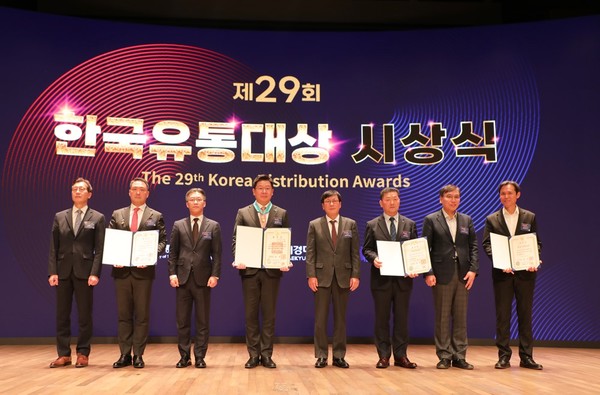 ▲제29회 한국유통대상 시상식에서 민승배 BGF리테일 대표(좌측에서 4번째)와 수상자들이 함께 기념촬영을 하고 있다. 사진=BGF리테일