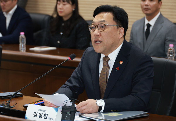 ▲김병환 금융위원장이 18일 오후 서울 중구 서민금융진흥원에서 관계기관과 함께 개최한 복합지원 추진단 제3차 회의를 통해 지난 1년 간의 성과를 점검하고, 고도화 방안을 발표했다.