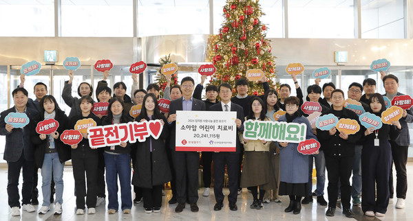 ▲17일 서울 영등포구 롯데웰푸드 본사에서 열린 전달식에 참석한 이창엽 롯데웰푸드 대표(사진 가운데 왼쪽)와 서선원 한국백혈병어린이재단 사무총장(사진 가운데 오른쪽), 롯데웰푸드 임직원들이 기념사진을 찍고 있다