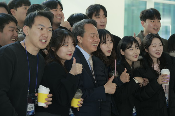 ▲진옥동 신한금융 회장(사진 가운데)이 그룹 신입직원들과 기념촬영을 하고 있다.