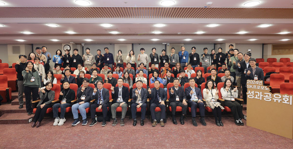 ▲지동섭 SK수펙스추구협의회 SV위원장(사진 앞줄, 우측에서 네번째)을 비롯한 참석자들이 기념촬영을 하고 있다.