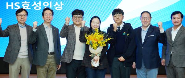 ▲조현상 HS효성 부회장(오른쪽에서 두번 째), ‘2024 올해의 자랑스러운 HS효성인상’ 수상자 정유조PL과 가족들(왼쪽에서 세번 째, 네번 째, 다섯번 째), 임진달 HS효성더클래스 대표이사(왼쪽에서 첫번 째), 안성훈 HS효성 대표이사(왼쪽에서 두번 째), 성낙양 HS효성첨단소재 대표이사(오른쪽에서 첫번 째)