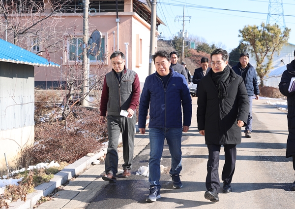 ▲김동연 경기도지사(맨 오른쪽)이 파주 대성동마을을 찾아 확성기 소음에 따른 방음시설 현장점검에 나섰다