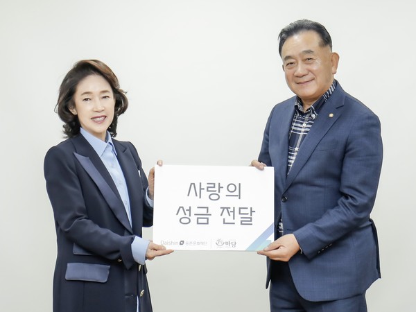 ▲이어룡 대신파이낸셜그룹 회장(왼쪽)과 한상길 사회복지법인 마당 대표(오른쪽)이 괴산군 청천재활원에서 사랑의 성금 전달식을 갖고 사진을 촬영하고 있다.
