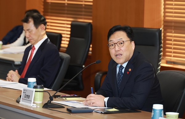 ▲김병환 금융위원장이 26일 오전 서울 여의도 한국거래소에서 개최한 기업 밸류업 간담회에서 정부·유관기관과 주요 상장사, 시장참여자들과 그간의 밸류업 추진 성과를 평가하고, 내년 정책 방향에 대해 논의했다.