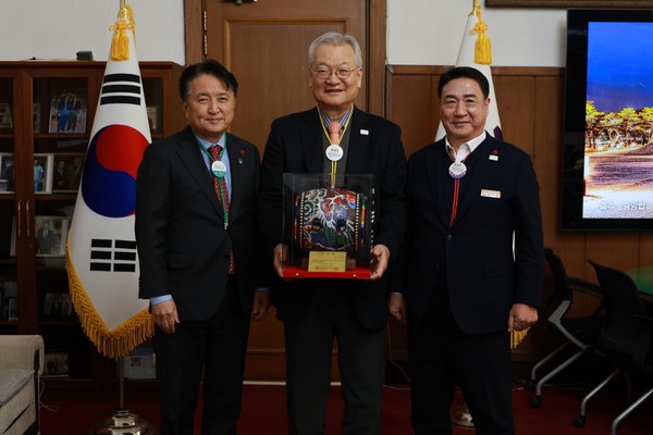 ▲26일 김영환 충북도지사(왼쪽)와 크라운해태제과 윤영달 회장(가운데), 정영철 영동군수가 기념 촬영을 하고 있다