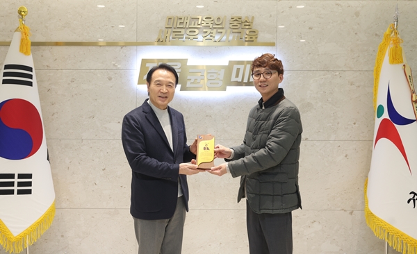 임태희 경기도교육감(왼쪽), 윤지훈 위원장