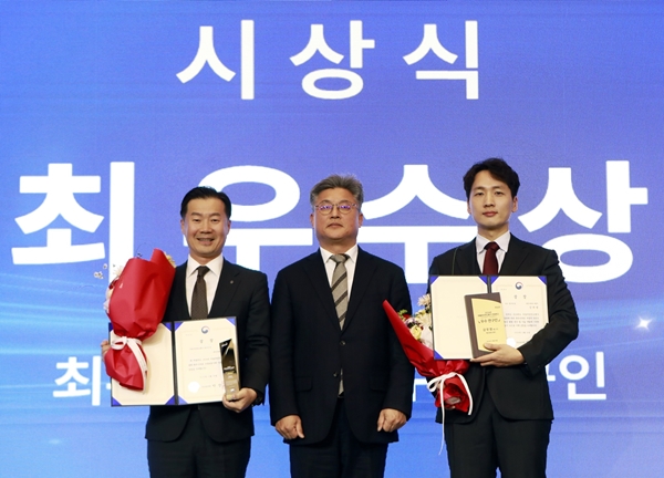 ▲(왼쪽부터) 이상국 메르세데스 벤츠 코리아 세일즈 부문 총괄 부사장, 전형필 국토교통부 모빌리티자동차 국장, 강무영 메르세데스 벤츠 코리아 R&D 센터 매니저
