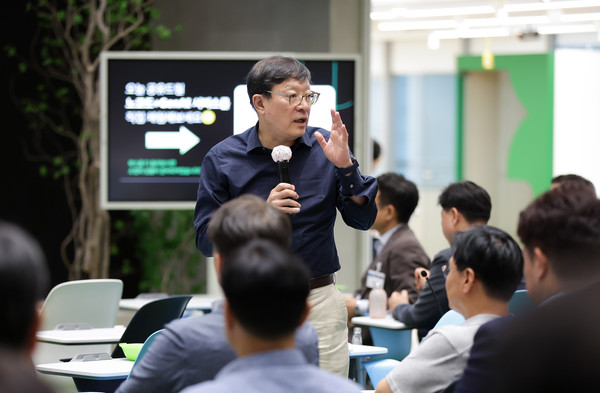 지난 7월 GS타워에서 열린 하반기 GS 임원 모임에서 신사업을 강조하고 있는 허태수 회장