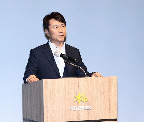 ▲KB손해보험 구본욱 대표가 2025년 시무식을 통해 목표와 비전을 말하고 있다