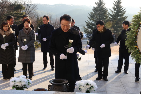 ▲헌화하는 임태희 경기도교육감