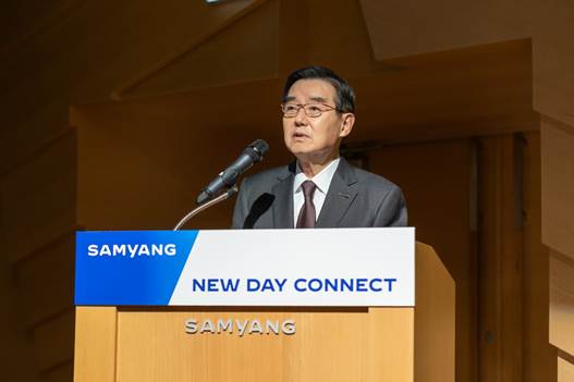 ▲2일 판교 디스커버리센터에서 열린 ‘2025년 삼양 NEW DAY CONNECT’에서 삼양홀딩스 김윤 회장이 임직원들에게 신년 메시지를 전하고 있다.