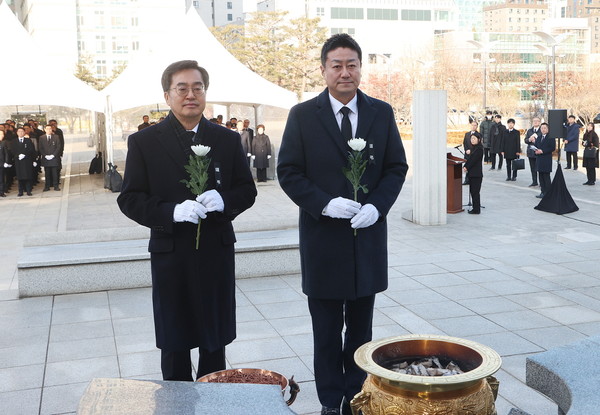 ▲김진경 경기도의회 의장(오른쪽)과 김동연 경기도지사