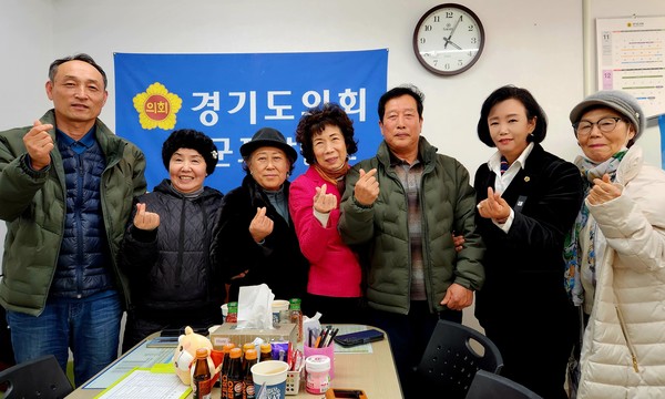 정윤경 의원(오른쪽 두 번째)