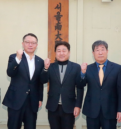▲ (왼쪽부터) 정진완 우리은행장, 문남엽 남대문시장상인회 회장, 박칠복 (주)남대문시장 대표이사가 기념사진을 촬영하고 있다.