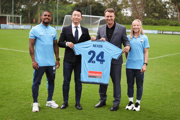 ▲(왼쪽부터) 시드니 FC 미드필더 더글라스 코스타, 강영한 넥센타이어 호주법인 법인장, 시드니 FC CEO 마크 오브리, 시드니 FC 여자팀 수비수 조던 톰슨