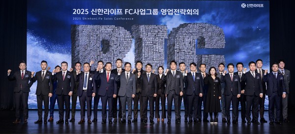 ▲영업전략 회의서 이영종 대표와 임직원들이 기념 촬영을 하고 있다