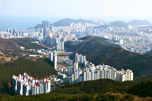 ▲부동산시장 장기 침체와 대출규제 등으로 실수요자들의 매수심리가 얼어붙으면서 흥행불패였던 서울에서도 심심찮게 청약 미달이 발생하고 있다.