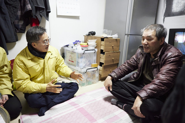▲9일 오후 김동연 경기도지사(왼쪽)가 수원시 에너지 취약계층의 애로사항 청취를 위해 현장방문을 하고있다.