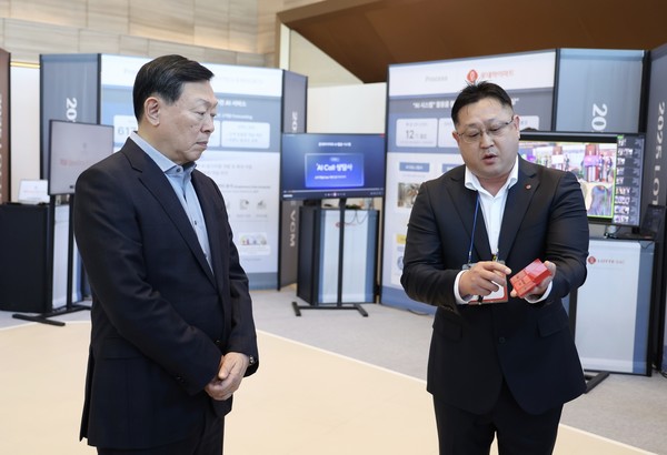 롯데는 9일 롯데월드타워에서 '2025 상반기 VCM'을 개최했다. 본 회의에 앞서 계열사의 AI 우수 혁신사례를 소개하는 'AI 과제 쇼케이스'를 진행했다. 신동빈 롯데 회장(왼쪽)이 롯데케미칼의 'AI 기반 컬러 예측 시스템'에 대한 설명을 듣고 있다.