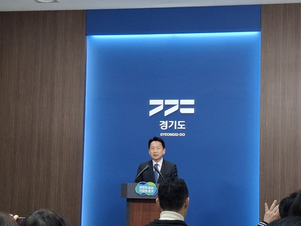 ▲고영인 경기도 경제부지사가 10일 수원 경기도청 브리핑룸에서 기자회견을 열었다.