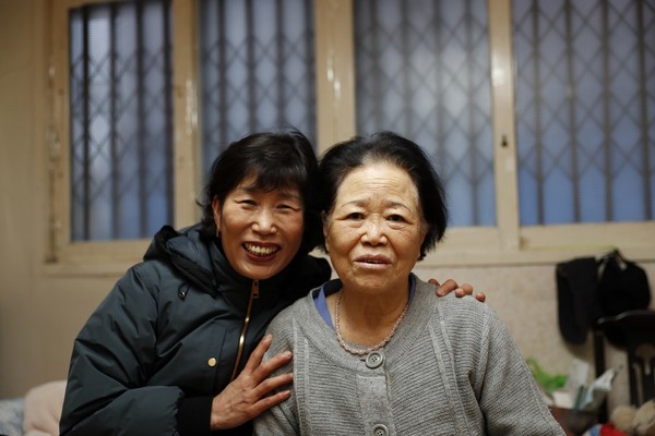 ▲한 프레시 매니저(왼쪽)가 홀몸 어르신과 사진을 찍고 있다.