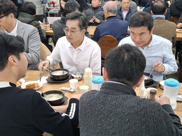 ▲김동연 경기도지사(가운데)가 간담회를 마치고 오찬으로 설렁탕을 먹고 있는 모습