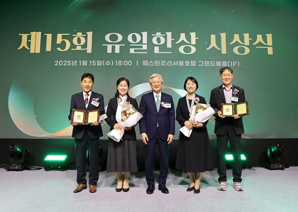 ▲ (왼쪽부터) 김석태·엄계숙 부부, 조욱제 유한양행 대표, 윤정희·김상훈 부부