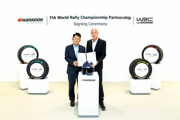 ▲(왼쪽부터) 이수일 한국타이어앤테크놀로지 대표이사 부회장, 요나 시벨 WRC Promoter GmbH 총괄 디렉터