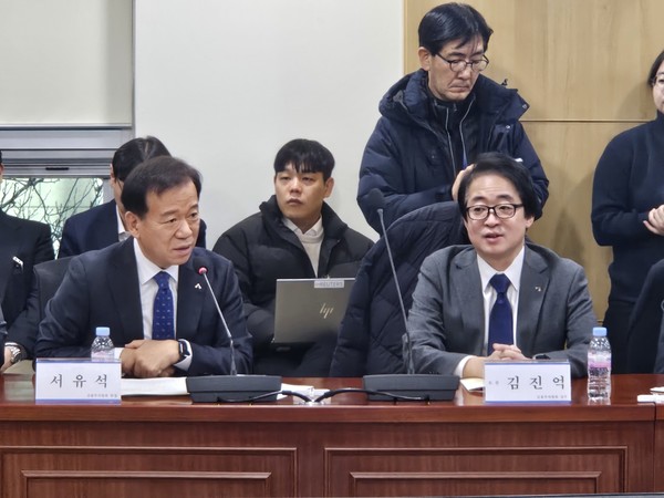 ▲서유석 금융투자협회 회장(왼쪽)이 17일 오전 서울 여의도 국회의원회관 제9간담회실에서 열린 '고환율·고관세 시대 외환리스크 대응방향 및 외환시스템 개혁방향' 세미나에서 축사를 통해 외국환 업무 관련 규제 개선을 요구했다.