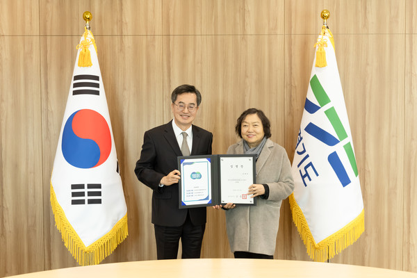 김동연 경기도지사(왼쪽), 인재근 경기도경제과학진흥원 신임 이사장