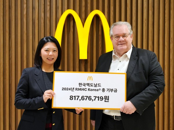 ▲한국맥도날드 김기원 대표이사(왼쪽)와 RMHC Korea 제프리 존스 회장이 기념사진을 찍고 있다.