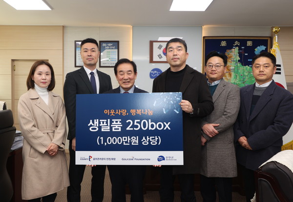 ▲왼쪽부터 김성은 골프존카운티 화랑 지배인, 박영준 골프존문화재단 팀장, 송기섭 진천군수, 권준기 골프존카운티 사업부장, 위성민 골프존카운티 진천 지배인, 신호섭 골프존카운티 진천 매니저