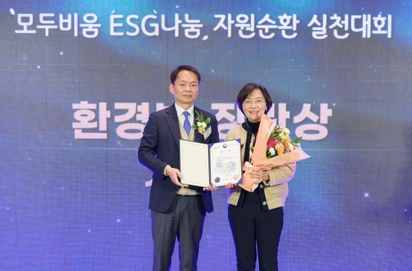 ▲이병화 환경부 차관(사진 왼쪽), 이은하 신한금융 SDGs 기획팀장