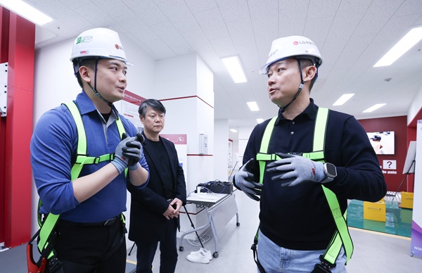 ▲홍범식 대표(맨 오른쪽)가 안전 체험관에서 안전 보호장구를 직접 착용하고 교육 프로그램에 대한 설명을 듣고 있다