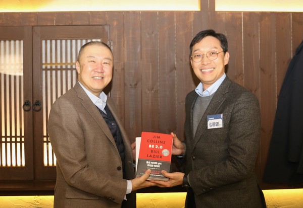 구자은 회장(왼쪽)이 올해 신임 임원으로 승진한 김동영 LS일렉트릭 이사에게 도서 2권을 전달하고 있다.